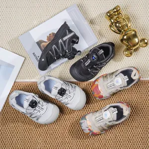 Kindersportschuhe mit Drehverschluss und atmungsaktivem Mesh in verschiedenen Farben.