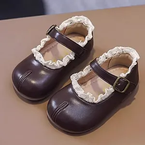 Detaillierte Ansicht brauner Baby-Mary-Janes mit Spitzenbesatz und falscher Tabi-Zehen-Optik