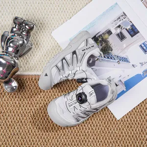 Moderne graue atmungsaktive Mesh-Sneaker für Kinder mit innovativem Drehverschluss-System