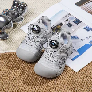 Atmungsaktive Kinder-Mesh-Sneaker in Hellgrau mit praktischem Drehverschluss-System