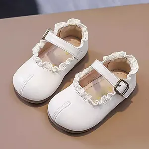 Zapatos de princesa en cuero blanco para bebé niña con encaje y puntera partida
