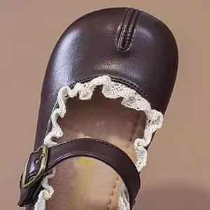 Zapatos clásicos de princesa Mary Jane de cuero marrón para bebé con detalle de encaje
