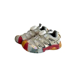 Atmungsaktive Kindersportschuhe mit Drehverschluss in Khaki und bunter Sohle.