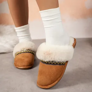 Chaussons douillets en daim marron avec bordure en fausse fourrure blanche femme