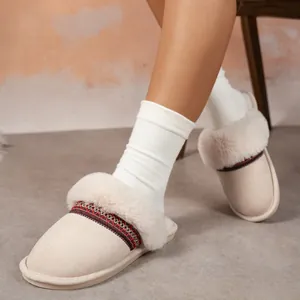 Pantoufles élégantes en fausse fourrure beige pour femmes avec bande ethnique tissée