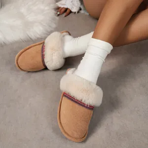 Chaussons douillets en daim beige pour femmes avec doublure en fausse fourrure chaude