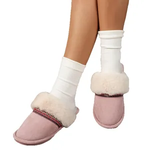 Chaussons roses en peluche avec bordure en fourrure blanche et doublure chaude femme.