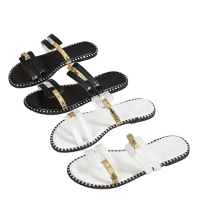 Sandales plates d'été élégantes pour femmes avec boucles dorées et semelles à clous bicolores