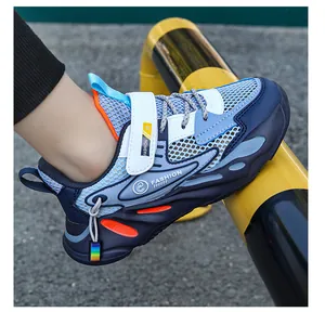 Dettaglio laterale di una sneaker da bambino blu e bianca con mesh traspirante e velcro