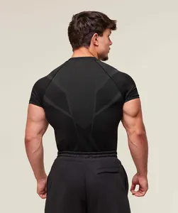 Vista trasera de una camiseta de fitness negra para hombre con patrones geométricos.