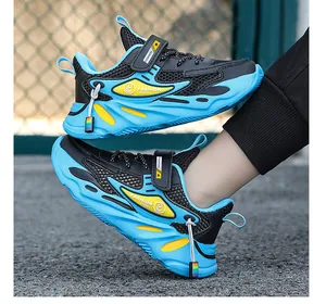 Dettaglio di scarpe da basket blu e nere per bambini con chiusura a strappo regolabile