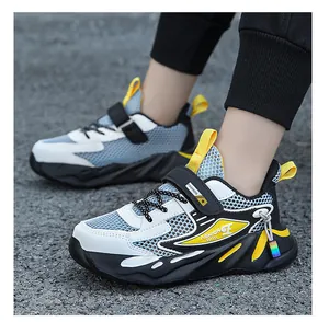 Primo piano di eleganti scarpe sportive per ragazzi con mesh blu e accenti gialli