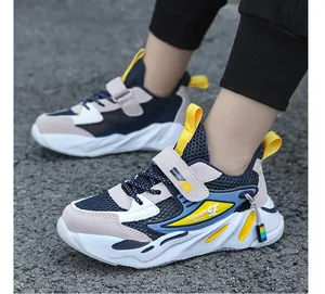 Vista laterale di scarpe sportive impermeabili da ragazzo con dettagli gialli e velcro