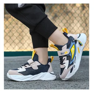 Dettaglio di sneaker in rete per bambini con inserti in pelle e chiusura a strappo.