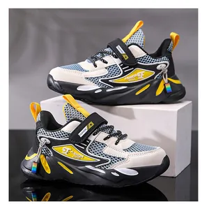 Vista laterale dettagliata di scarpe da basket da ragazzo in nero, bianco e giallo