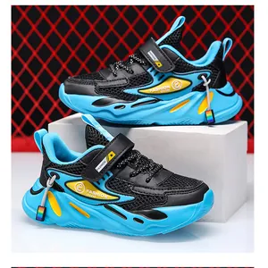 Vista laterale di scarpe da basket impermeabili blu e nere per bambini sportivi