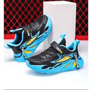 Vista dettagliata delle scarpe da basket e da corsa impermeabili blu e nere per bambini.