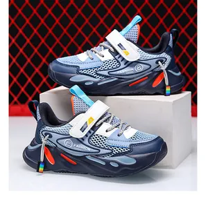 Vista laterale dettagliata delle scarpe da basket blu e bianche traspiranti per ragazzi.