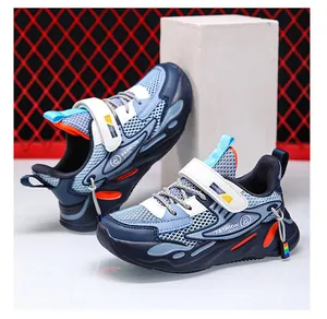 Vista dettagliata delle scarpe da basket blu da bambino con mesh traspirante e cinturino velcro.