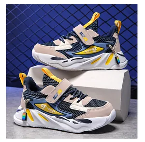 Vista dei dettagli in mesh traspirante e pelle su queste scarpe sportive da bambino.