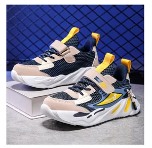 Vista dettagliata delle scarpe da basket traspiranti per bambini con rete blu