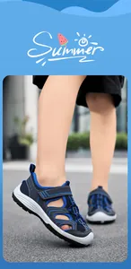 Nahaufnahme blauer, atmungsaktiver Kindersandalen mit Klettverschluss auf dem Gehweg