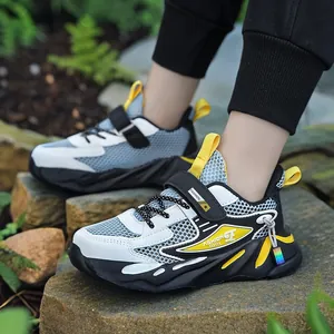 Sneaker sportive traspiranti per bambini con accenti gialli e chiusura in velcro.