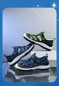 Detailansicht atmungsaktiver Jungensandalen mit Klettverschluss und ausgeschnittenem Design.