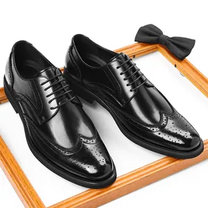 Κομψά μαύρα ανδρικά παπούτσια derby brogue με κλασική λεπτομέρεια wingtip και κορδόνια