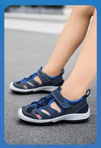 Detailansicht der atmungsaktiven blauen Sport-Sandalen für Jungen mit Klettverschluss