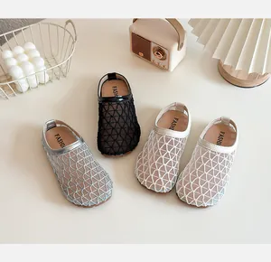 Vista detallada de los zuecos de malla transpirable para niñas en varios colores con suelas blandas.