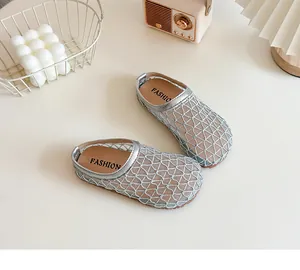 Vista detallada de zapatillas de malla plateada transpirables para niños con suela blanda