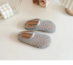Vista detallada de las pantuflas de malla plateada transpirable para niñas con suelas blandas