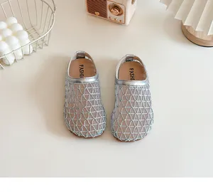 Zuecos de malla transpirable para niñas, calzado de verano cómodo plata con suela blanda