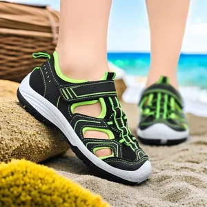 Atmungsaktive Sport-Sandalen für Jungen mit grünem Lochmuster und Klettverschluss.
