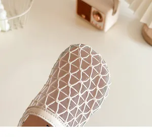 Detalle del empeine de malla transpirable en los zuecos estilo Birkenstock para niñas