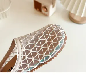 Detalle del empeine de malla transpirable en los zuecos beige de niña estilo coreano