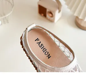 Detalle de pantuflas tipo mule de malla transpirable para niña con texto FASHION