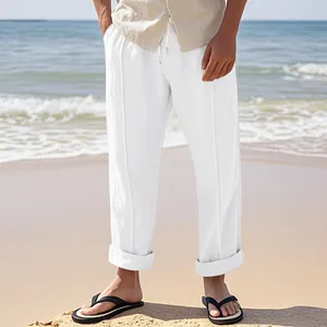 Detaillierte Ansicht einer weißen Leinenhose für Herren mit Kordelzug am Strand