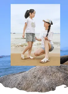 Madre e figlia indossano insieme scarpe da acqua traspiranti e antiscivolo sulla spiaggia