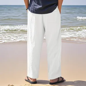 Rückansicht der weißen Herren-Leinenhose mit lockerem Schnitt und Sommer-Strand-Stil