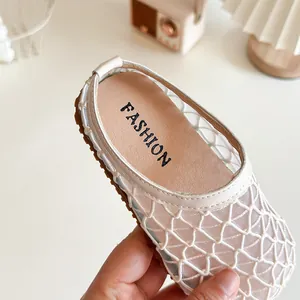 Zuecos de malla transpirable para niñas con suela blanda y parte superior de punto beige