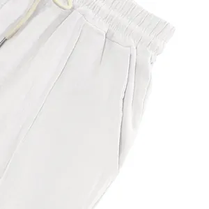 Detailansicht der weißen Leinenhose mit elastischem Bund und Kordelzug für den Sommer