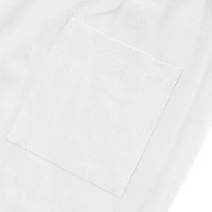 Detailaufnahme von weißem Leinenstoff und Taschennähten für Herren-Freizeithosen