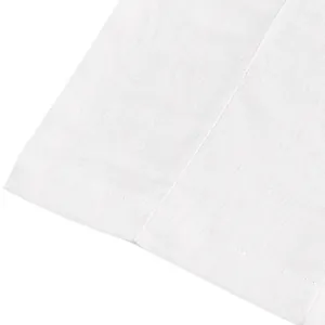 Detailaufnahme der weißen Leinenstofftextur und der Nähte an einer Herren-Freizeithose
