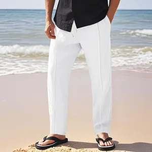 Lockere Herren-Leinenhose mit Kordelzug für den Sommer in entspannter Strandurlaub-Optik.