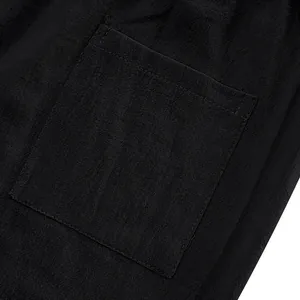 Detailaufnahme einer schwarzen Leinenhosentasche mit feinen Nähten und Stoffstruktur