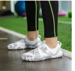 Scarpe da scoglio in mesh bianco traspirante con suola antiscivolo mimetica in palestra