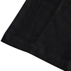 Makro-Detailaufnahme des Saums einer schwarzen Leinenhose mit hochwertiger Naht
