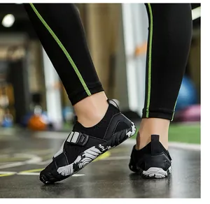 Dettaglio delle scarpe da acqua nere traspiranti con suola antiscivolo per lo sport